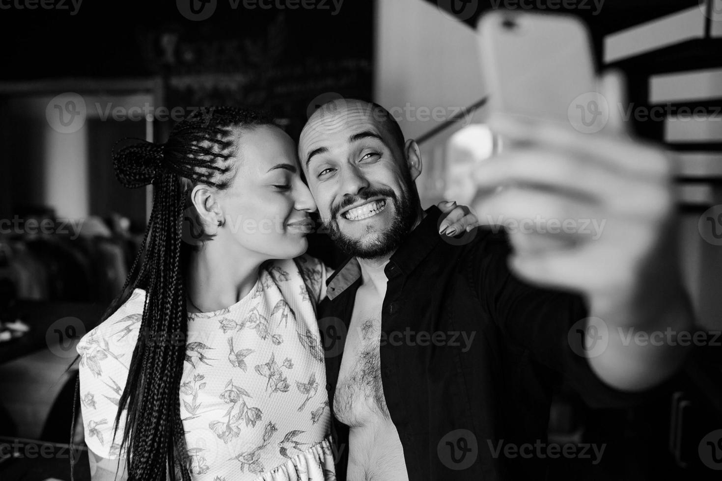 hombre y mujer haciendo selfie foto