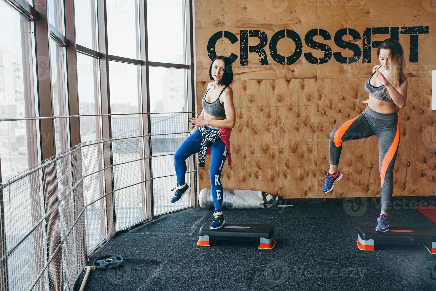 dos hermosas chicas juntas en un gimnasio foto