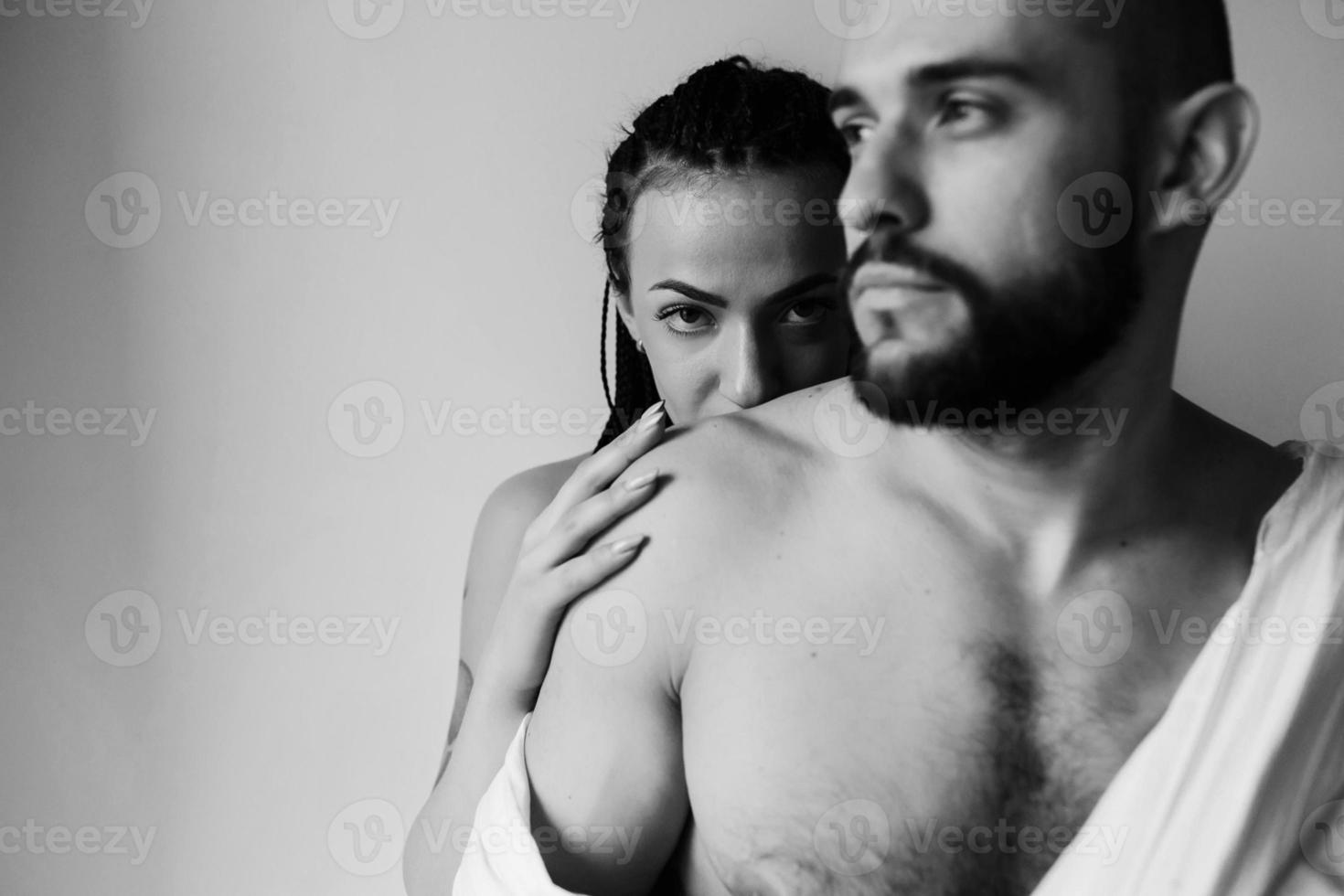 hombre y mujer en el dormitorio foto