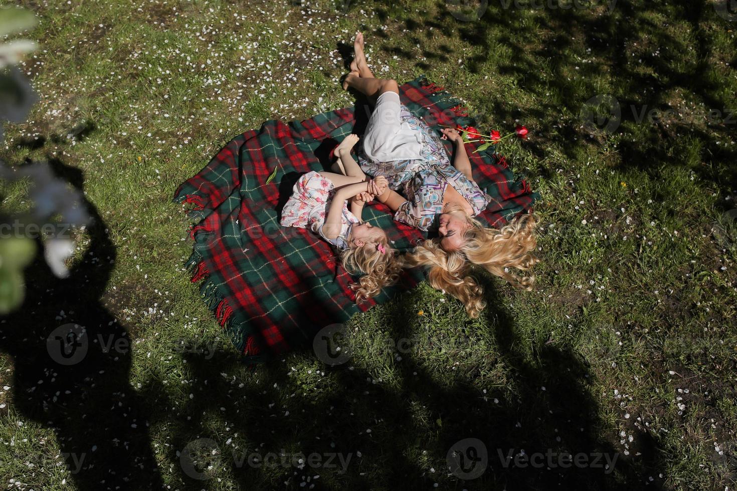 madre e hija en el jardin foto