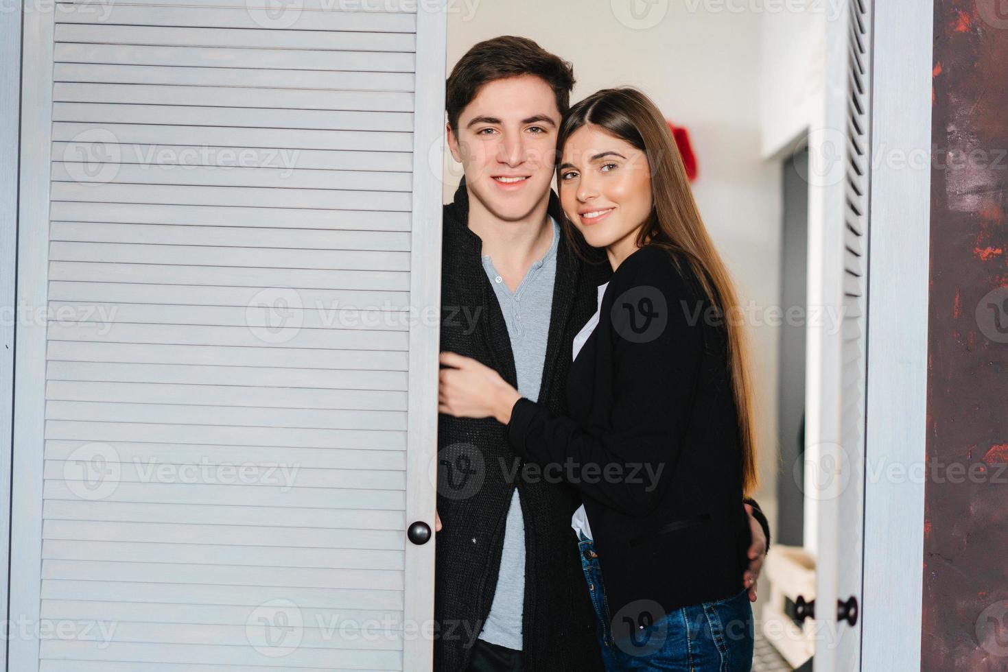 pareja en la puerta foto