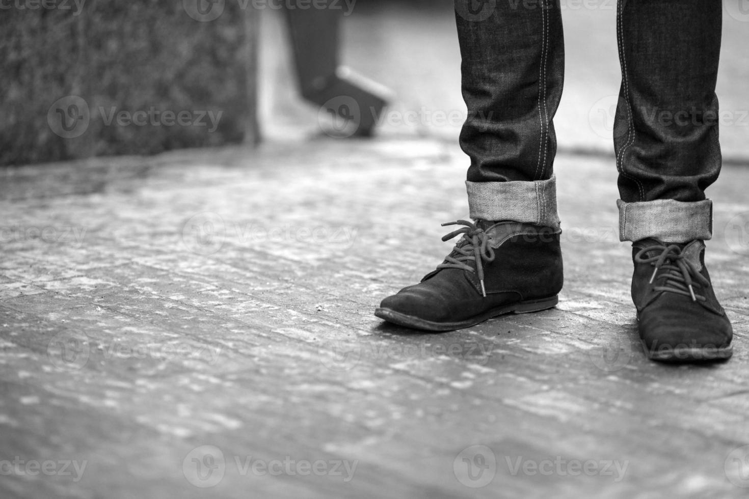 el hombre con botas auténticas y orillo de jeans foto