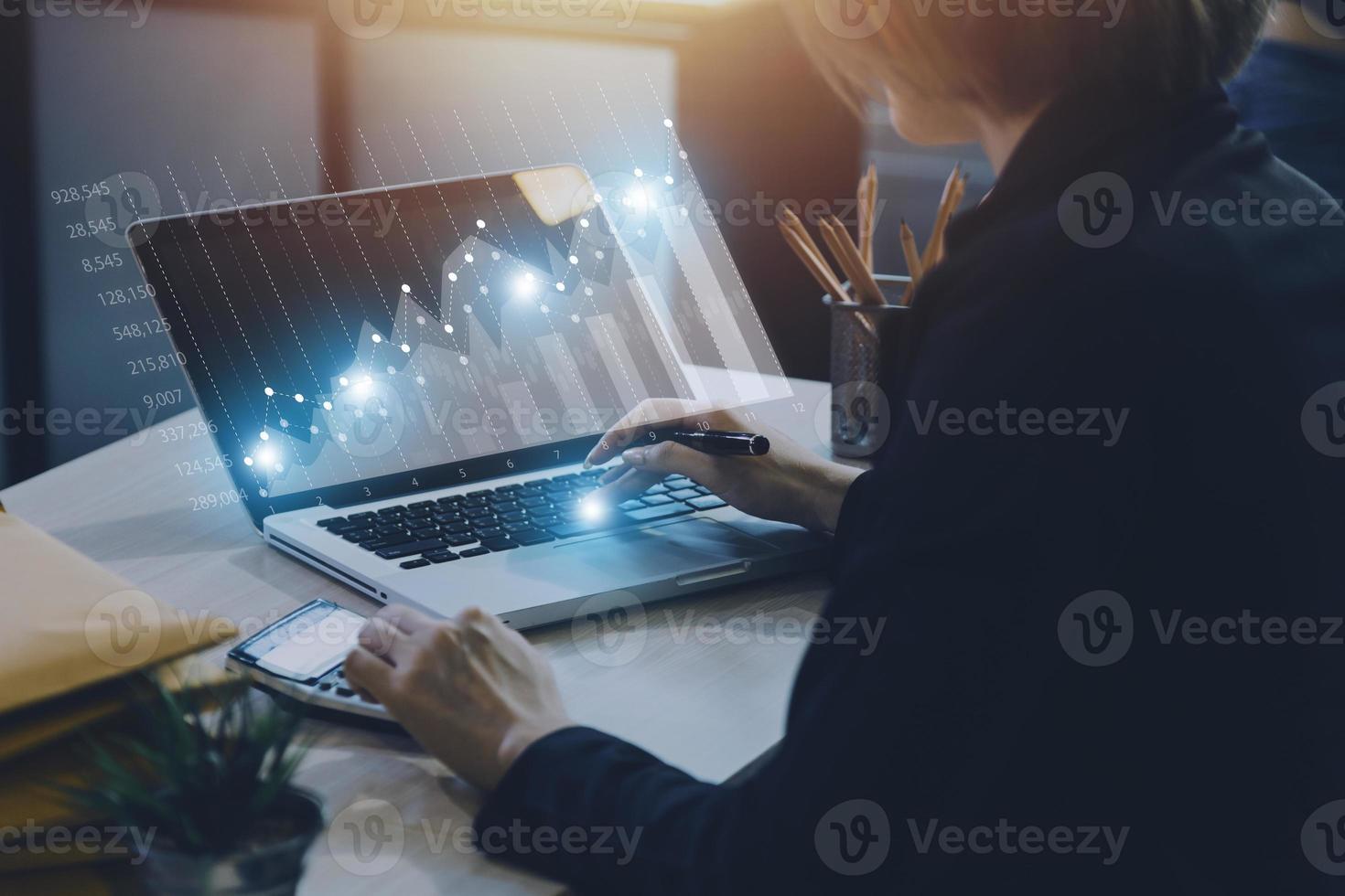 hombre de negocios con una tableta en la mano y tocando la pantalla que muestra un gráfico de negocios. el concepto de iniciar un nuevo negocio que va mejor. foto