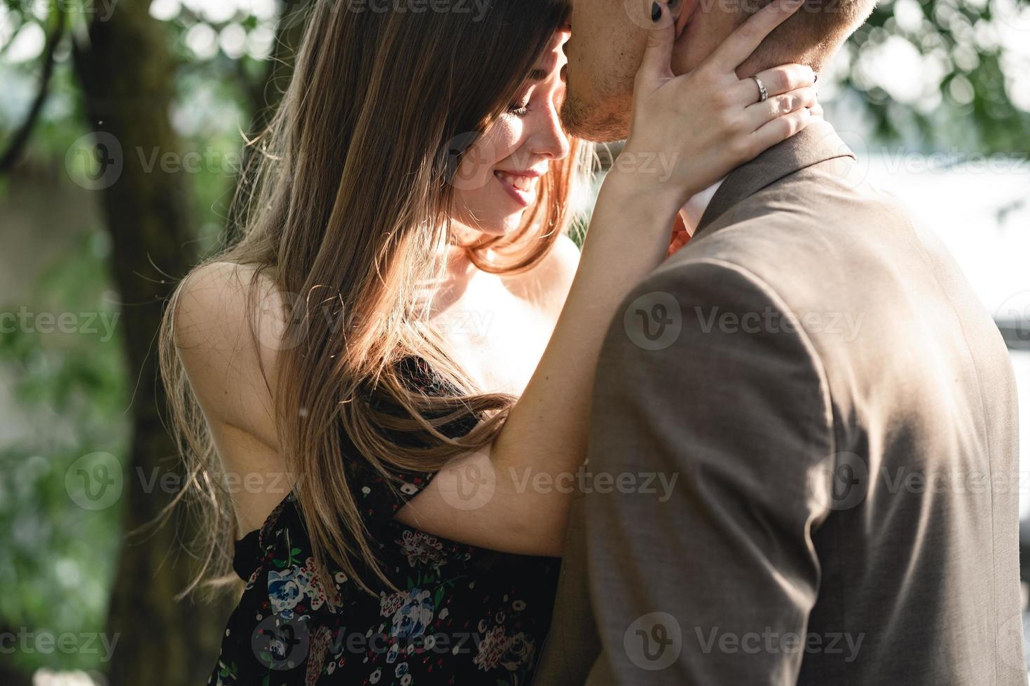 joven pareja enamorada posando en cámara foto