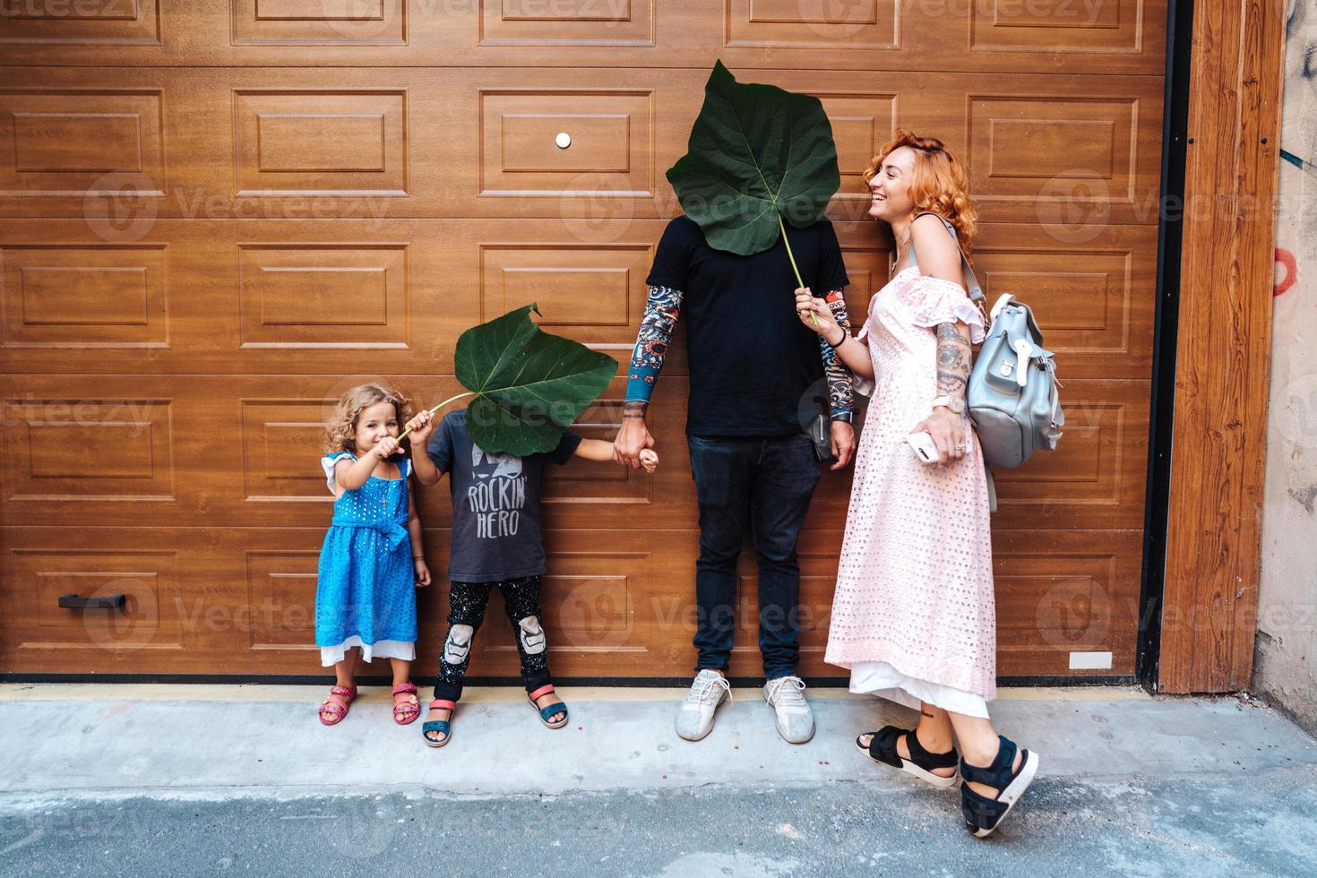 familia divirtiéndose en la calle foto