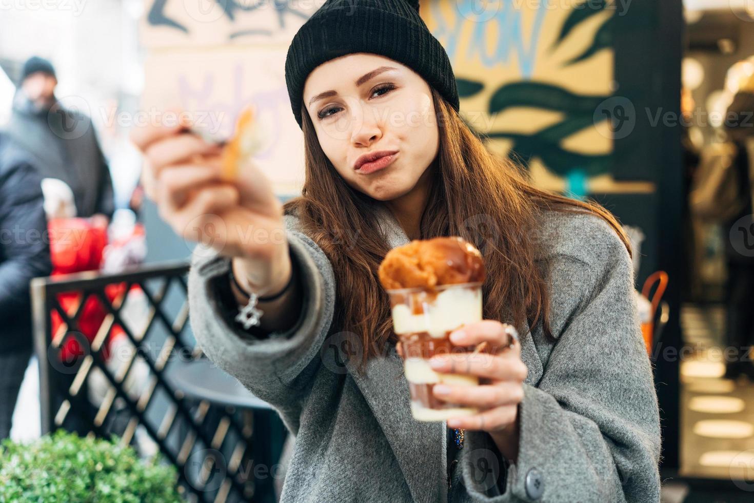 niña feliz comiendo postre en un café foto