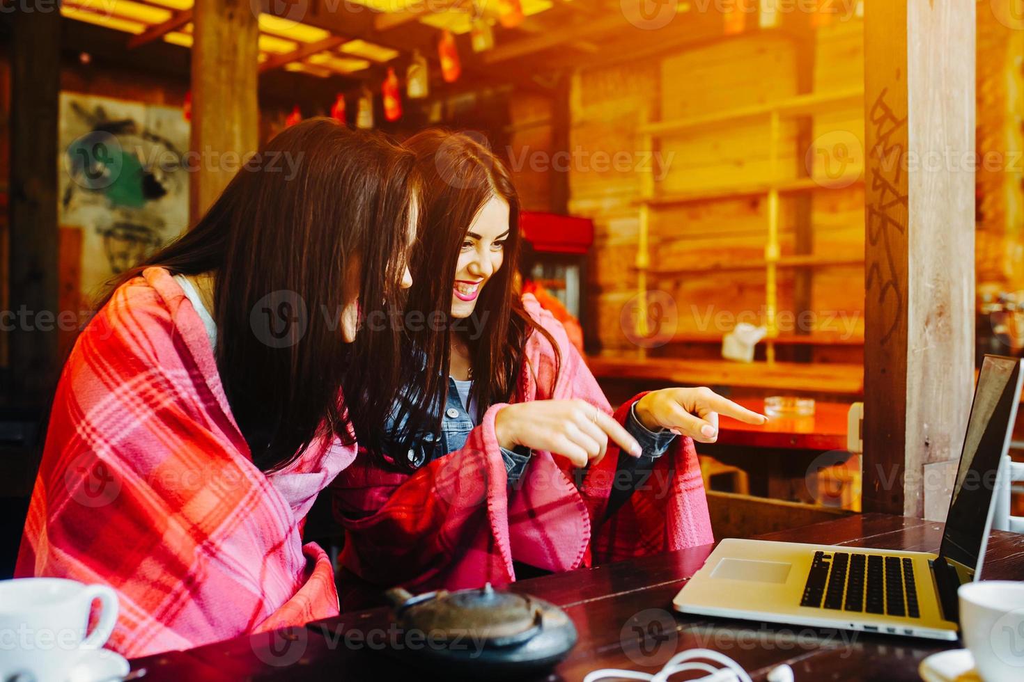 dos chicas viendo algo en la computadora portátil foto