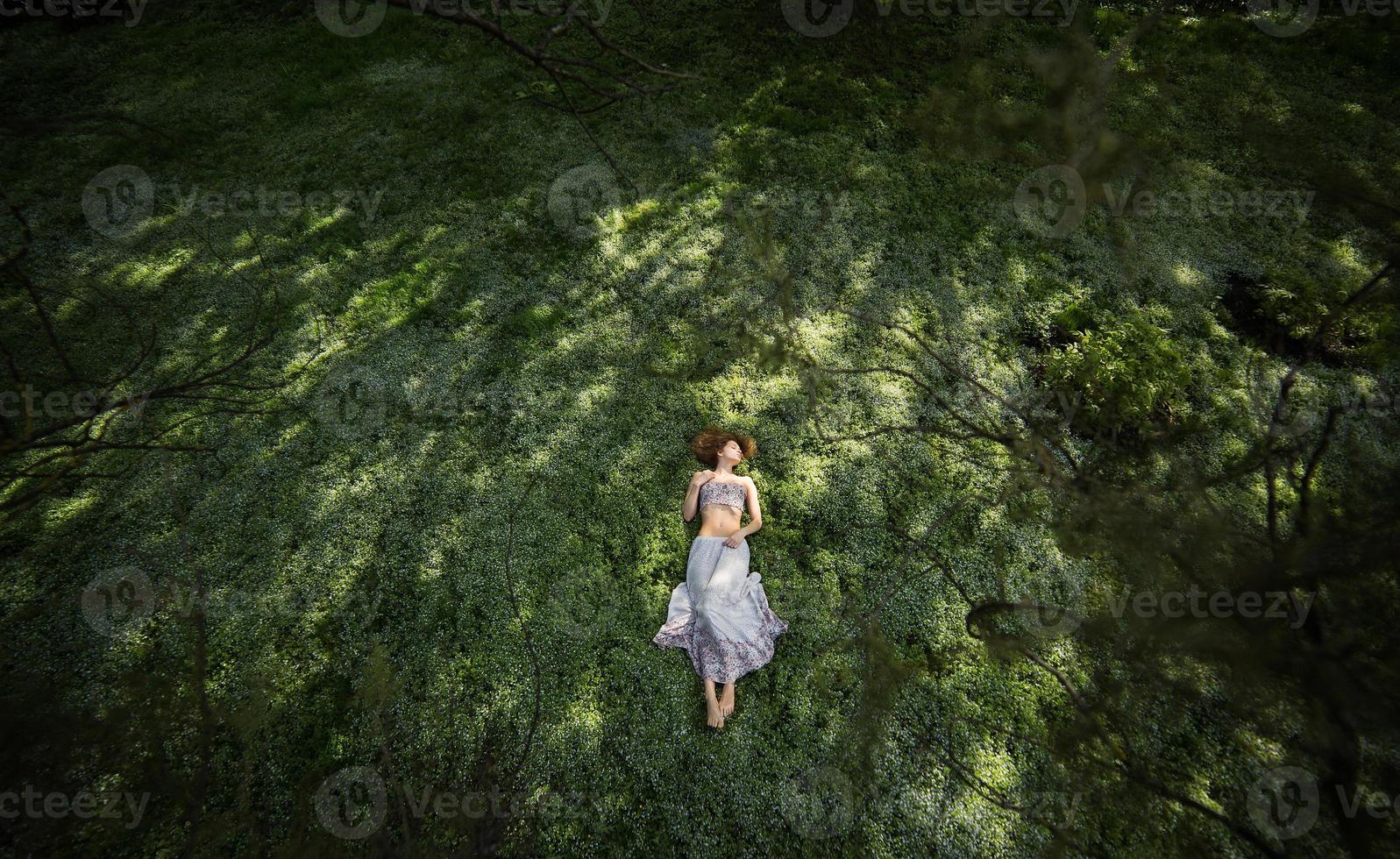 niña en el jardín disparada desde arriba foto