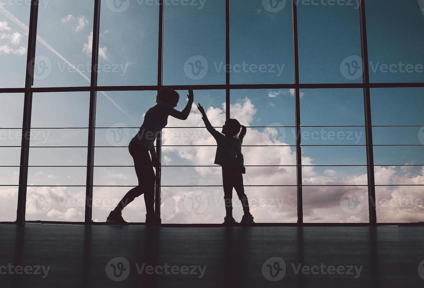 silueta de madre e hija en el gimnasio foto