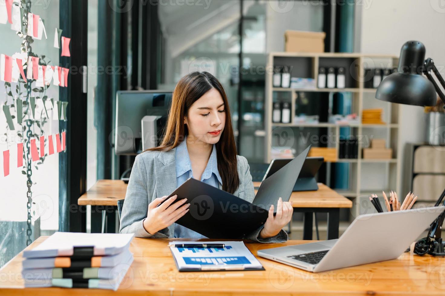 retrato de una mujer empresaria de oficina soñando despierta con su trabajo, puesta en marcha y trabajando con una computadora portátil en el escritorio de la oficina en la sala de oficina sentada en la cafetería foto