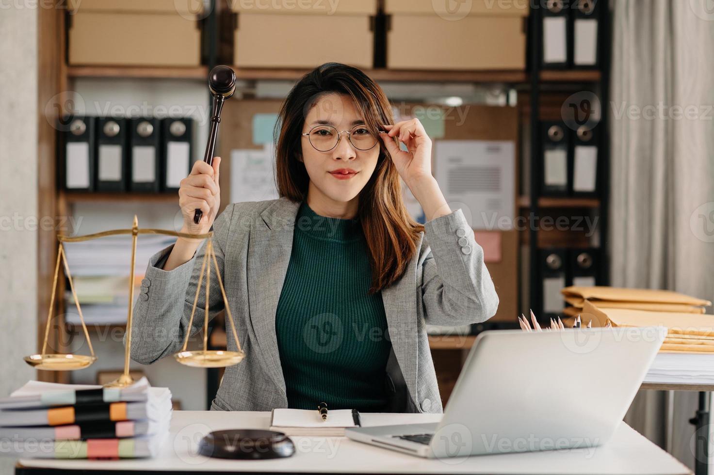 abogado asiático trabajando y mazo, tableta, computadora portátil al frente, consejo de justicia y concepto de ley. foto