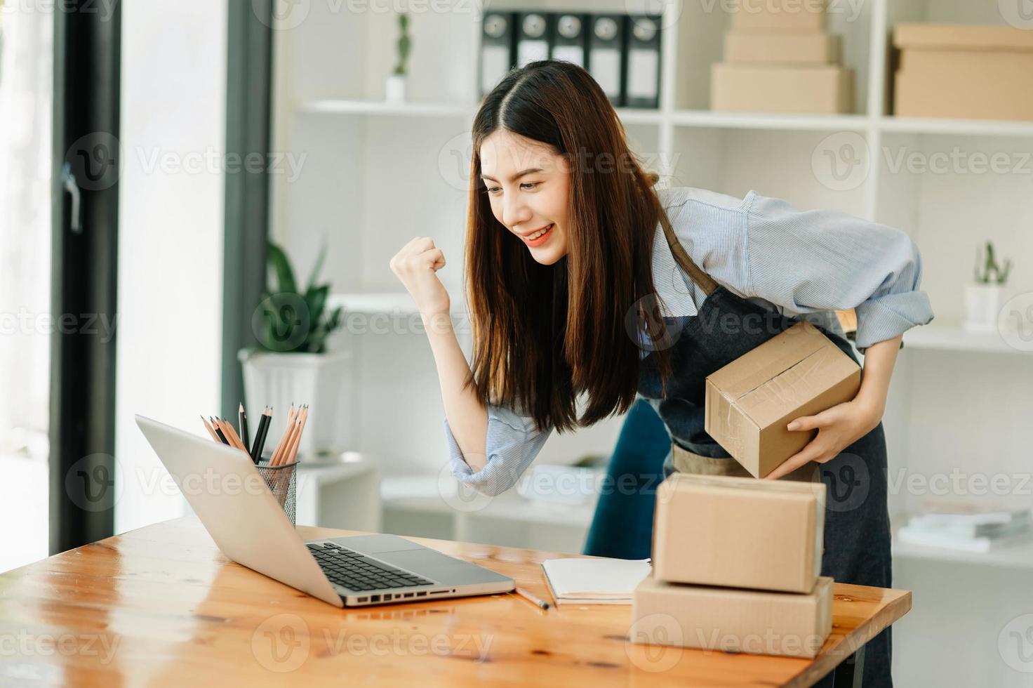 empresaria de pequeñas empresas pyme mujer independiente que trabaja en la oficina del hogar, caja, tableta y computadora portátil en línea, marketing, embalaje, entrega, concepto de comercio electrónico foto