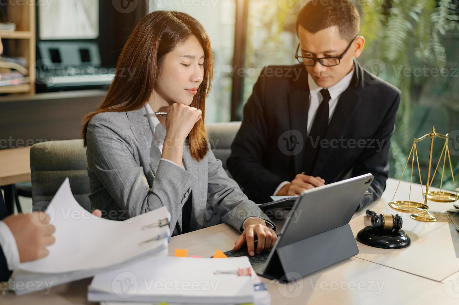 equipo de negocios asiáticos y abogados discutiendo documentos de contrato sentados en la mesa. conceptos de derecho, asesoramiento, servicios legales. en la oficina foto