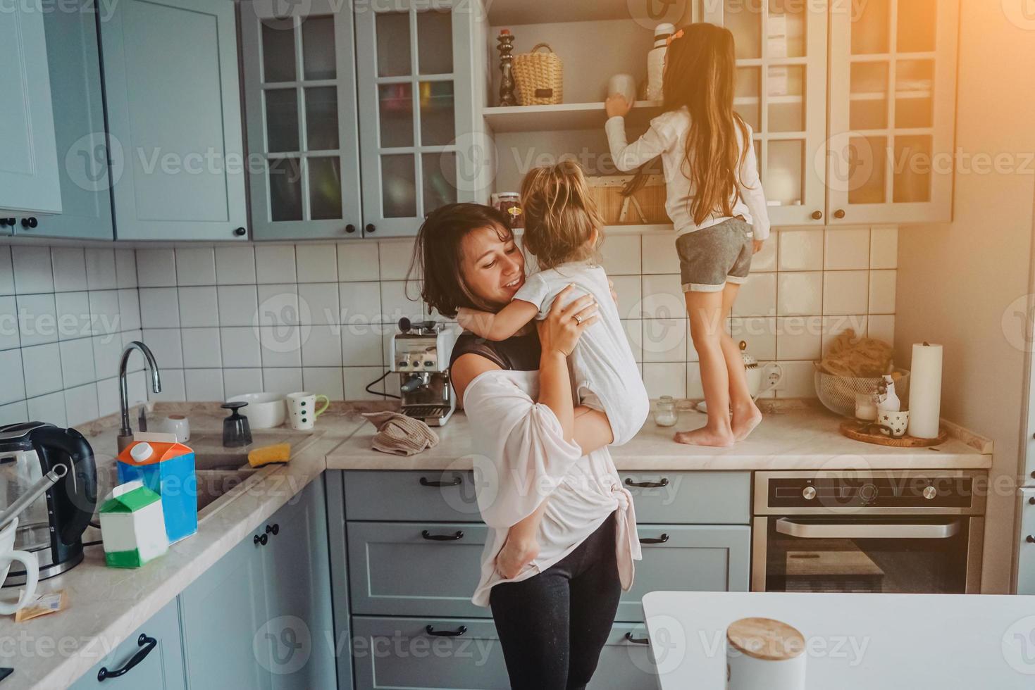 familia feliz divirtiéndose en la cocina foto