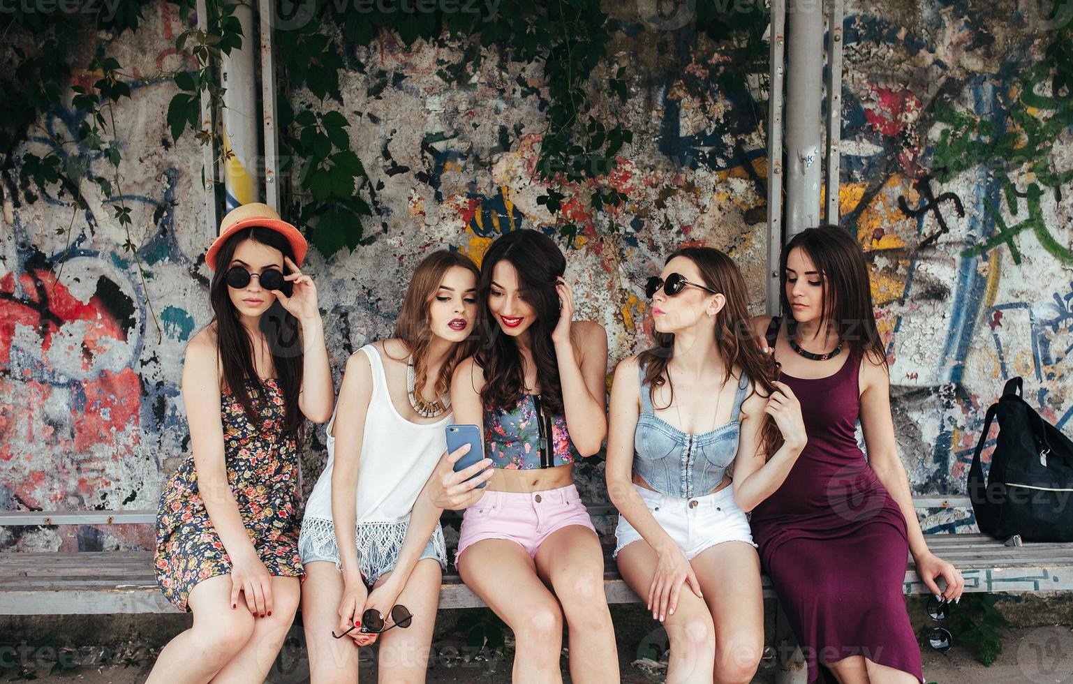 cinco hermosas chicas jóvenes relajantes foto