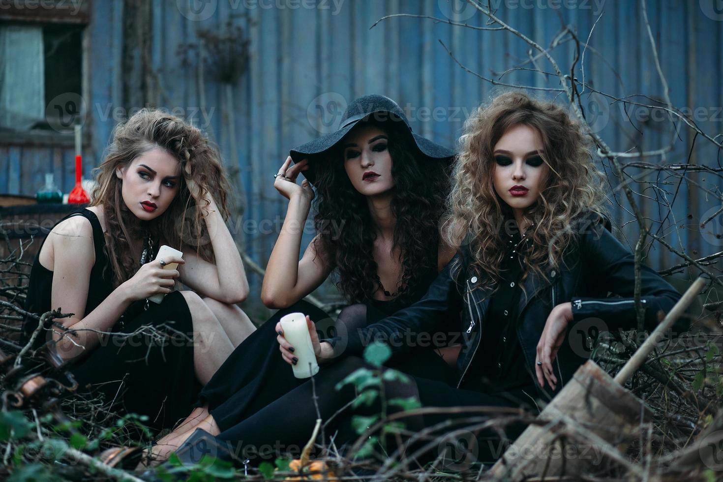 tres brujas antiguas reunidas para el sabbat foto