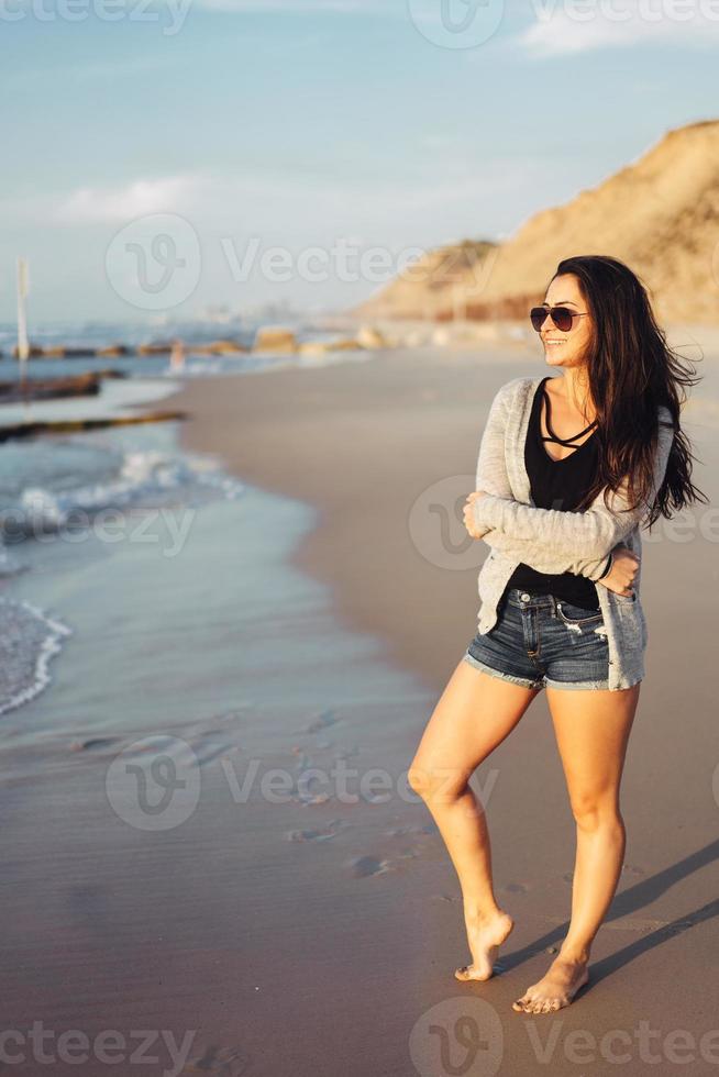 hermosa jovencita posando junto al mar foto