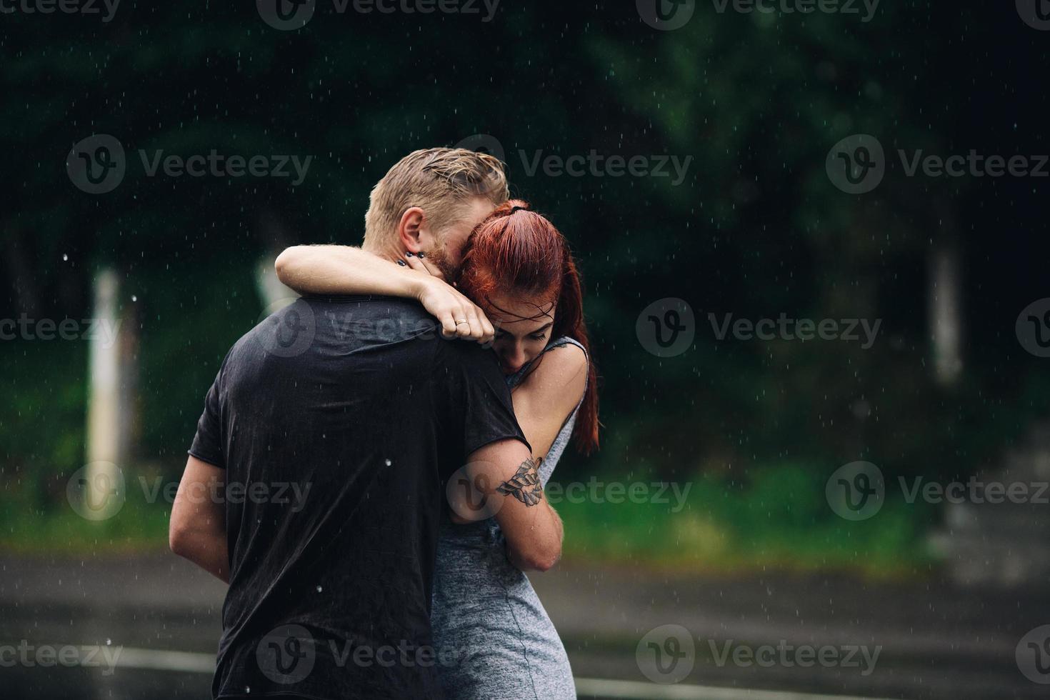 hermosa pareja abrazándose bajo la lluvia foto