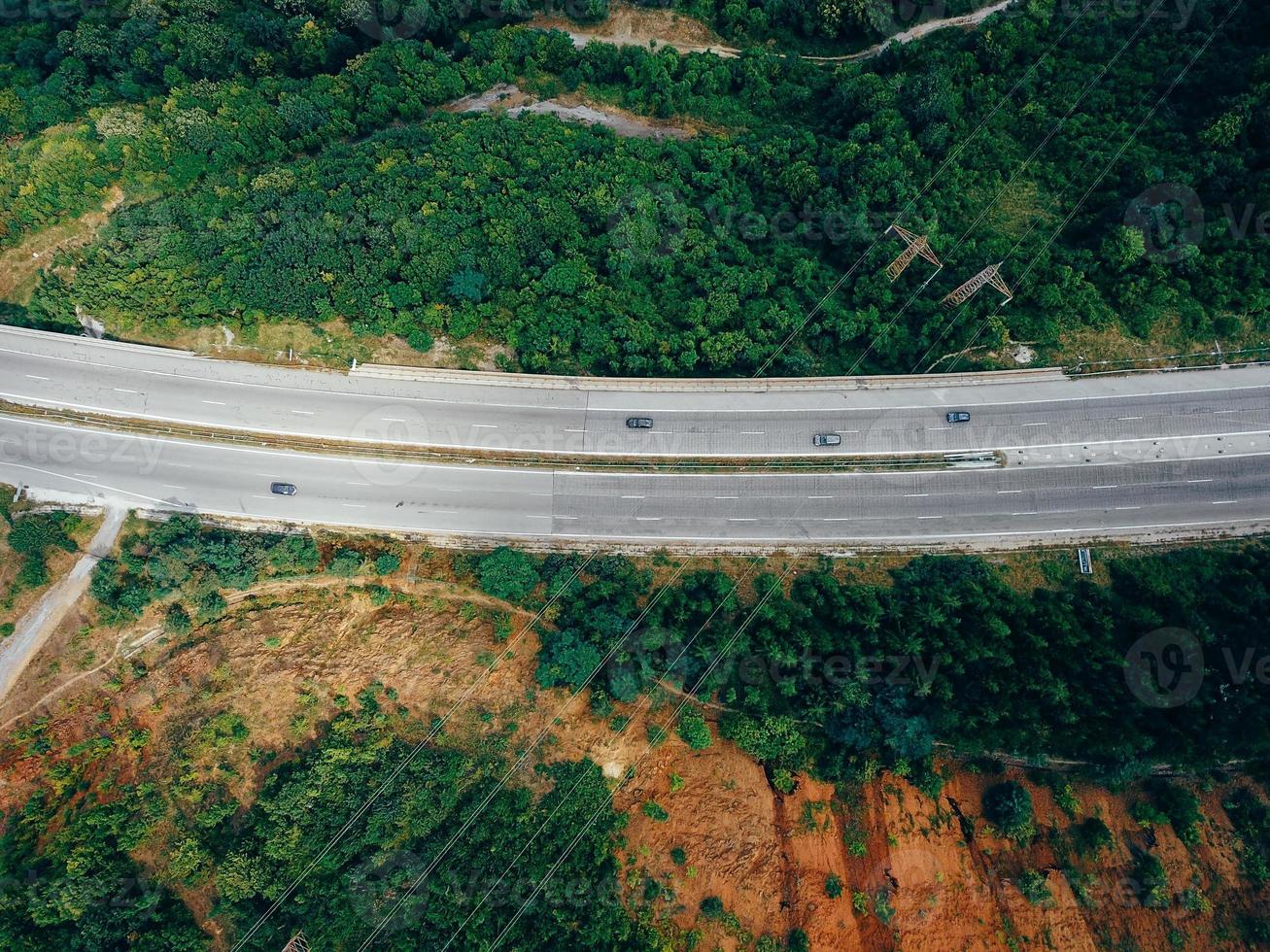 vista aérea de la carretera en las montañas foto