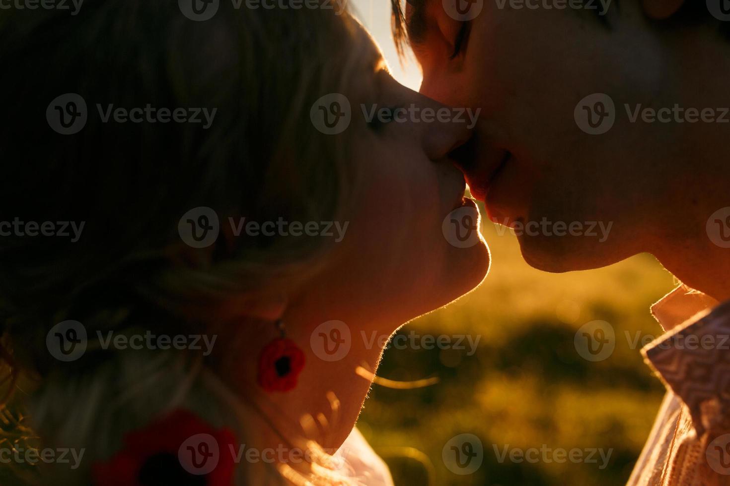 pareja besándose al atardecer foto