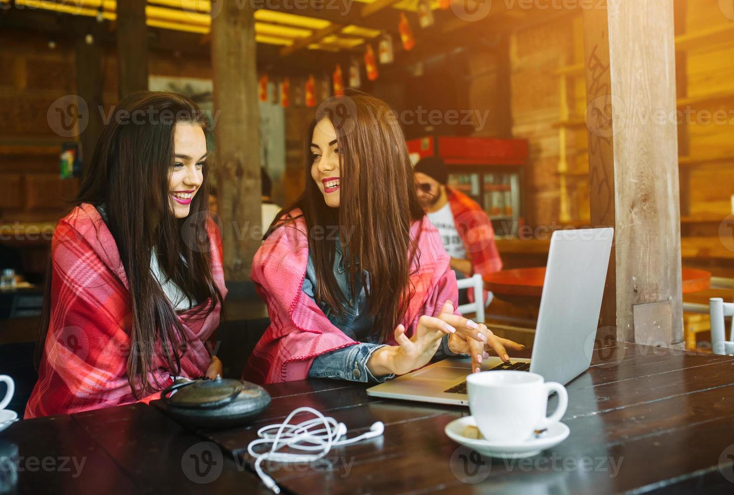 dos chicas viendo algo en la computadora portátil foto