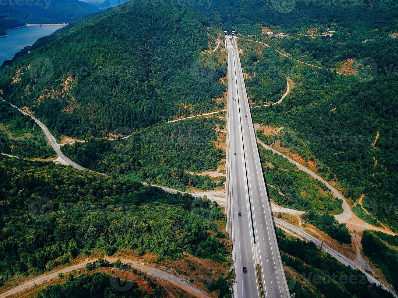 vista aérea de la carretera en las montañas foto