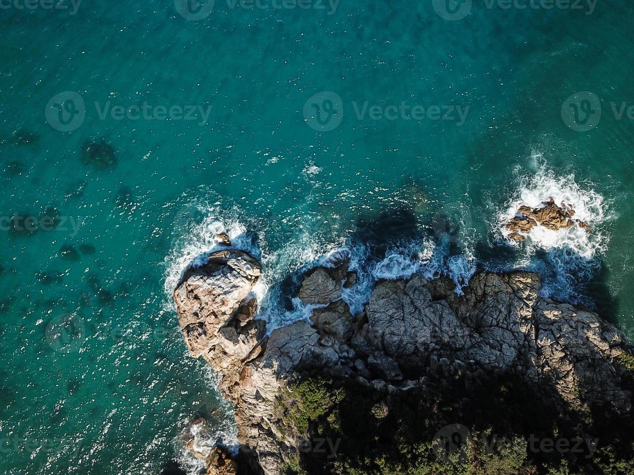 vista superior de drones de un acantilado marino y una playa foto