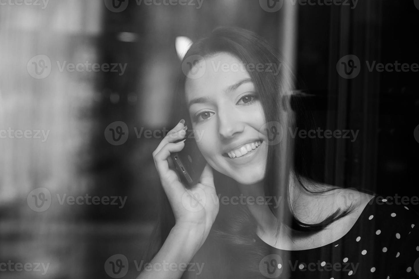 hermosa chica hablando por teléfono y sonriendo foto