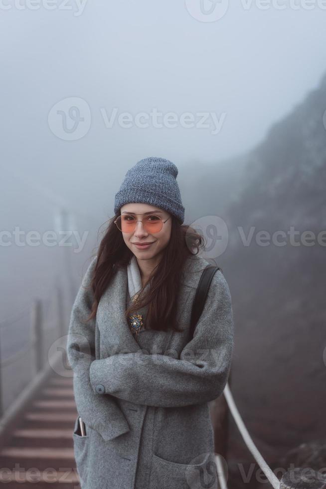 niña sube el camino a la montaña foto