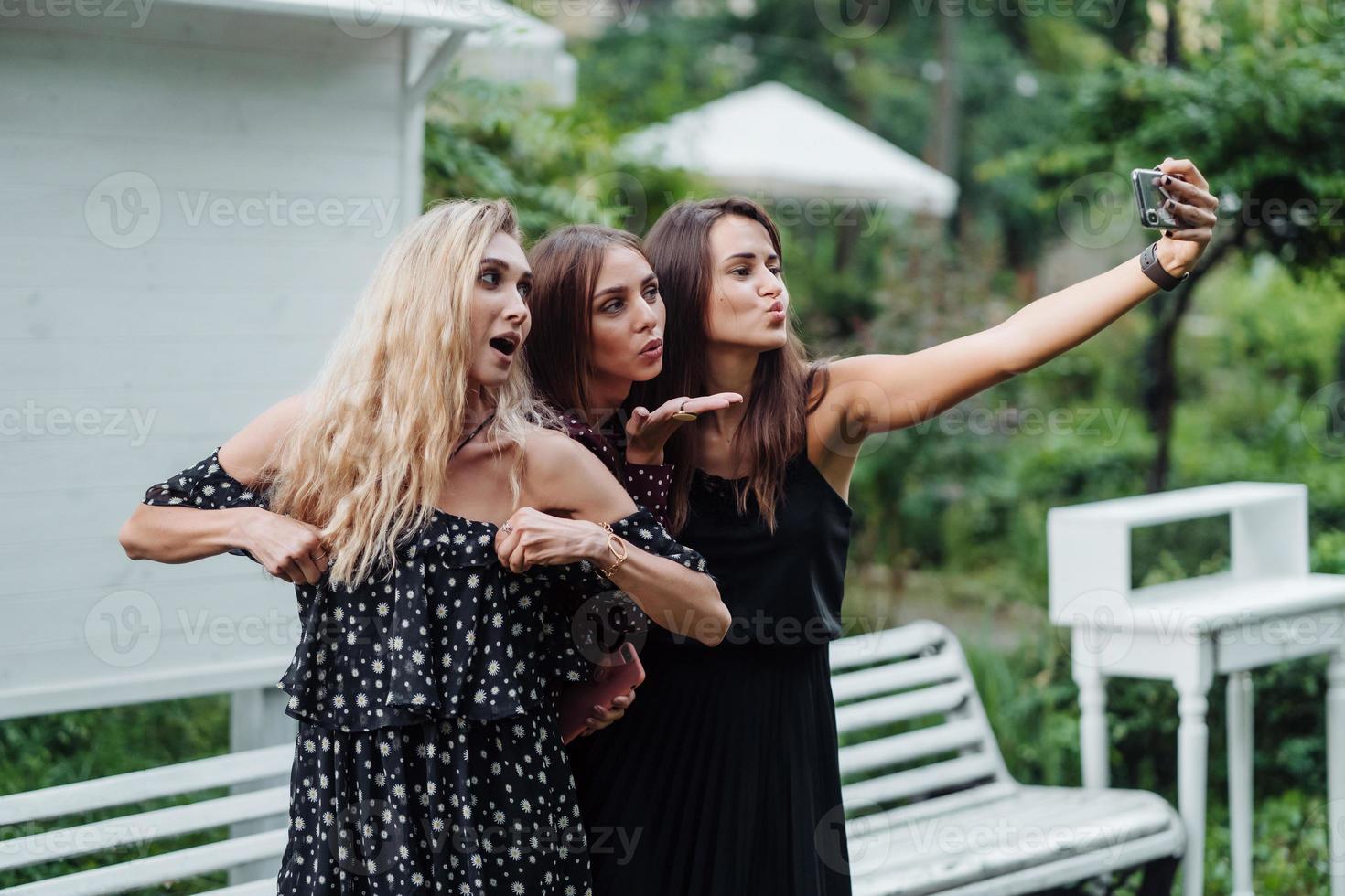 tres chicas se hacen selfies foto