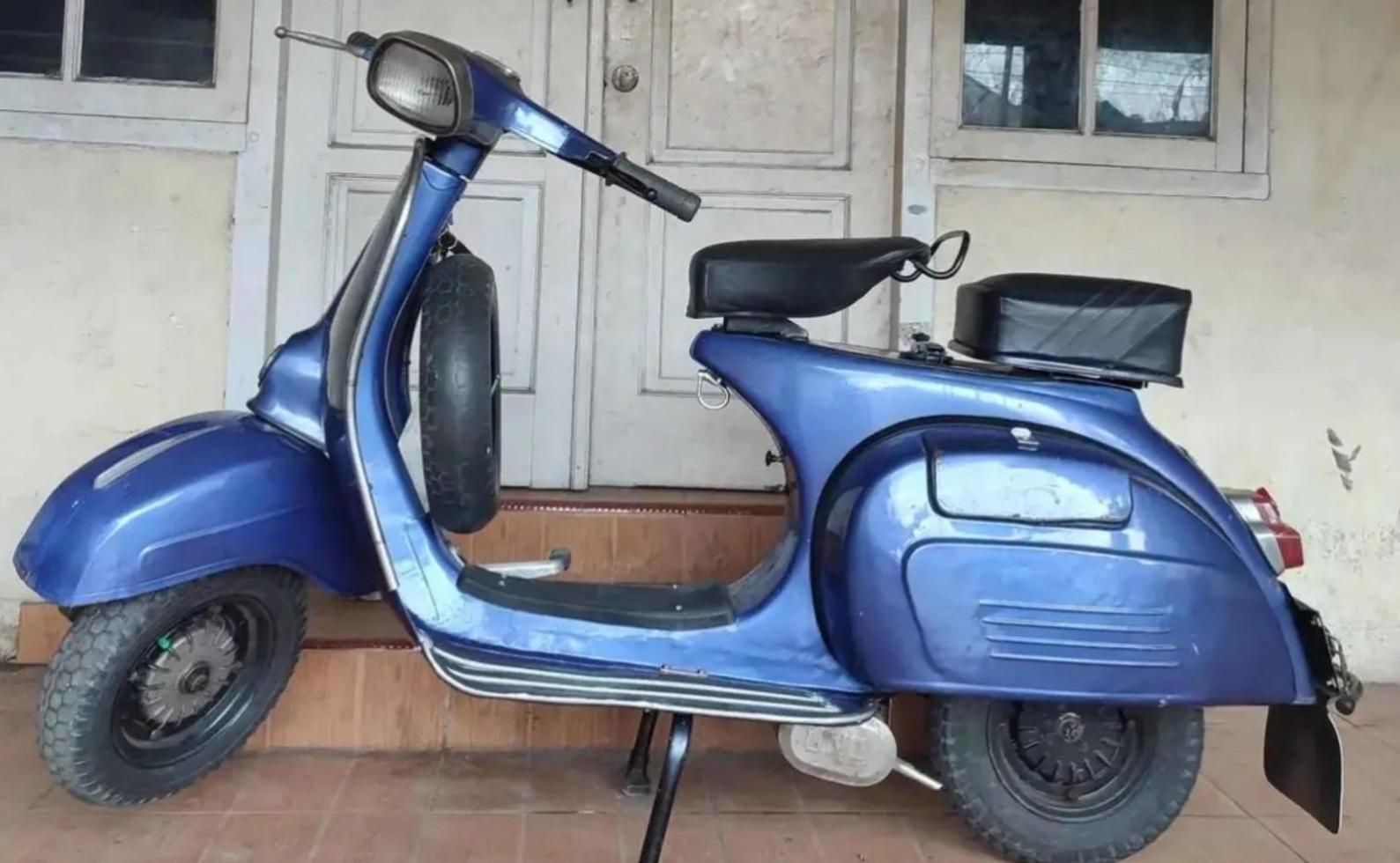 close-up photo of vespa classic