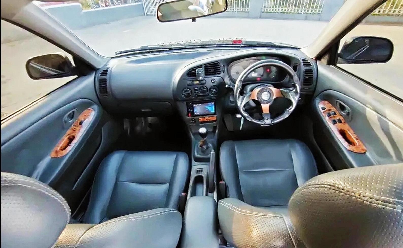 indonesia, padang, 2022 - foto de primer plano del interior del lancer evo 4 en la página de inicio