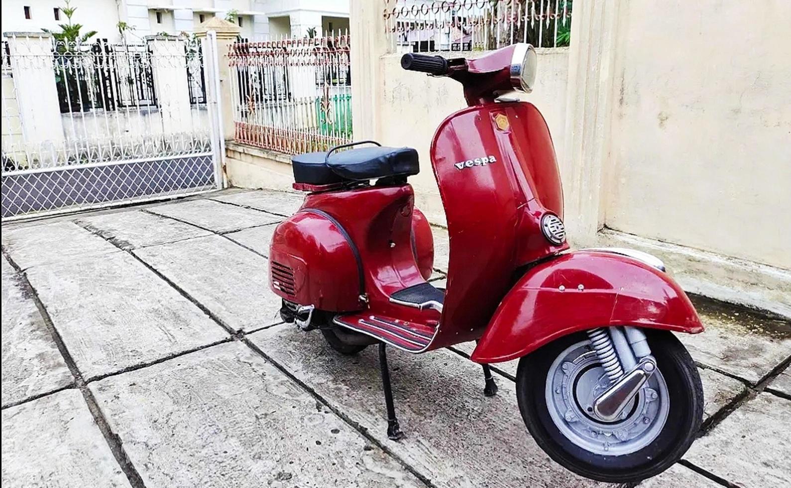 close-up photo of vespa classic