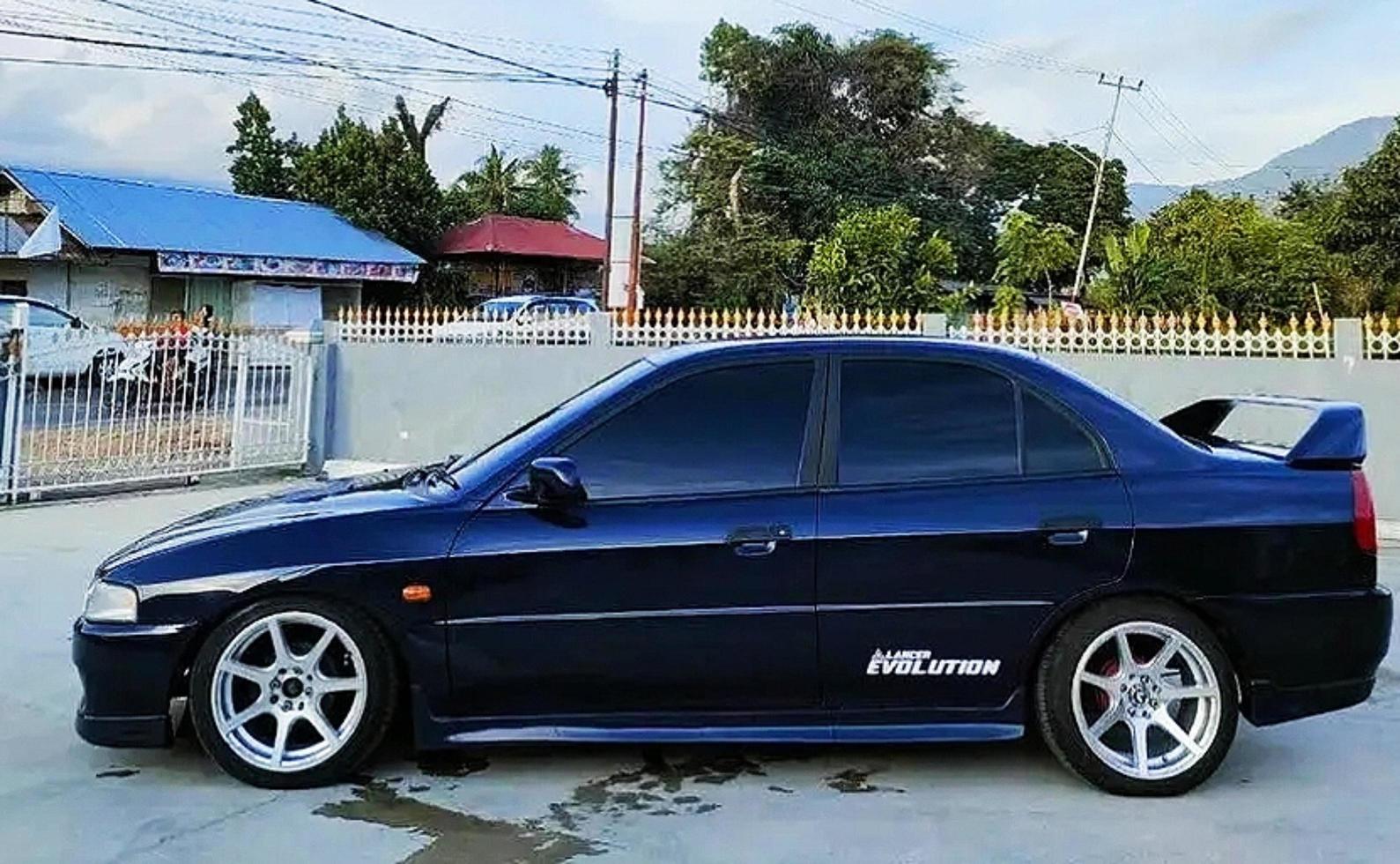 indonesia, padang, 2022 - foto de primer plano coche lancer evo 4 vista lateral