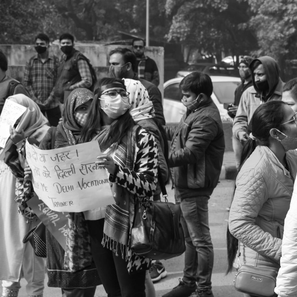 delhi, india 25 de diciembre de 2021 - profesores invitados contractuales de delhi con carteles, banderas y graffitis protestando contra el gobierno de aap de delhi por hacer políticas, profesor de delhi protestando en blanco y negro foto