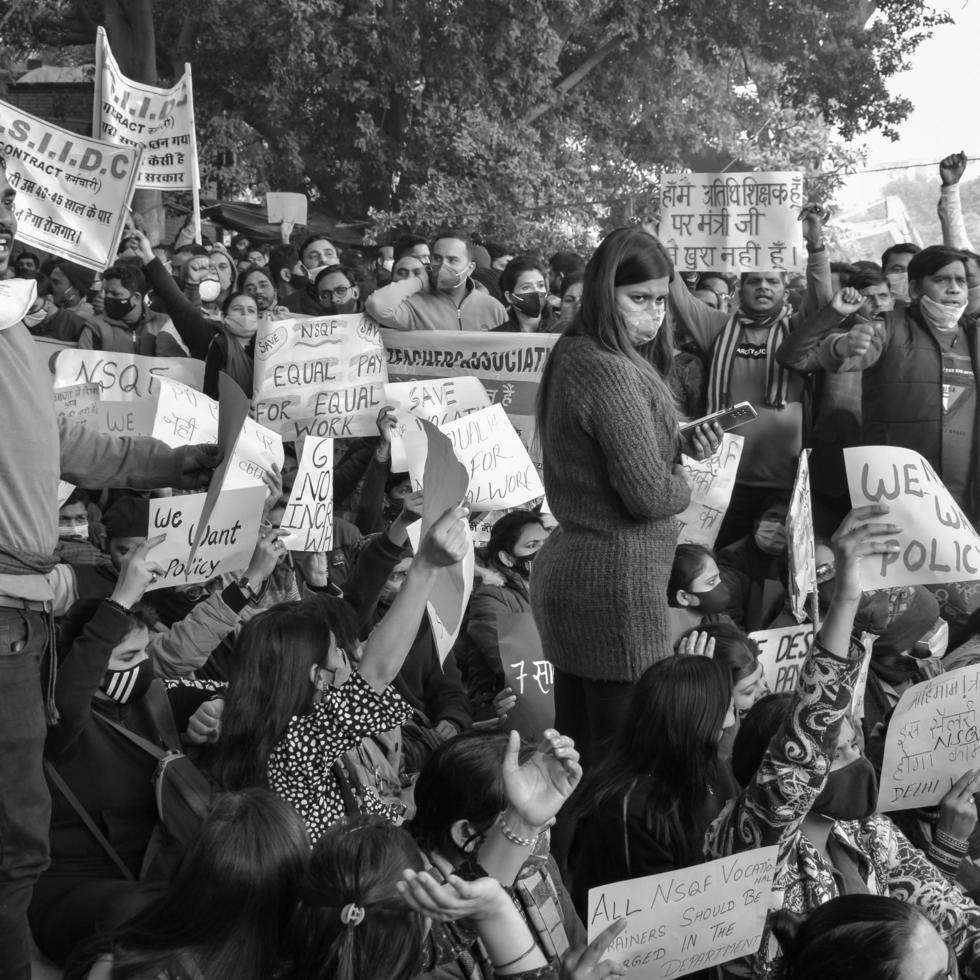 delhi, india 25 de diciembre de 2021 - profesores invitados contractuales de delhi con carteles, banderas y graffitis protestando contra el gobierno de aap de delhi por hacer políticas, profesor de delhi protestando en blanco y negro foto