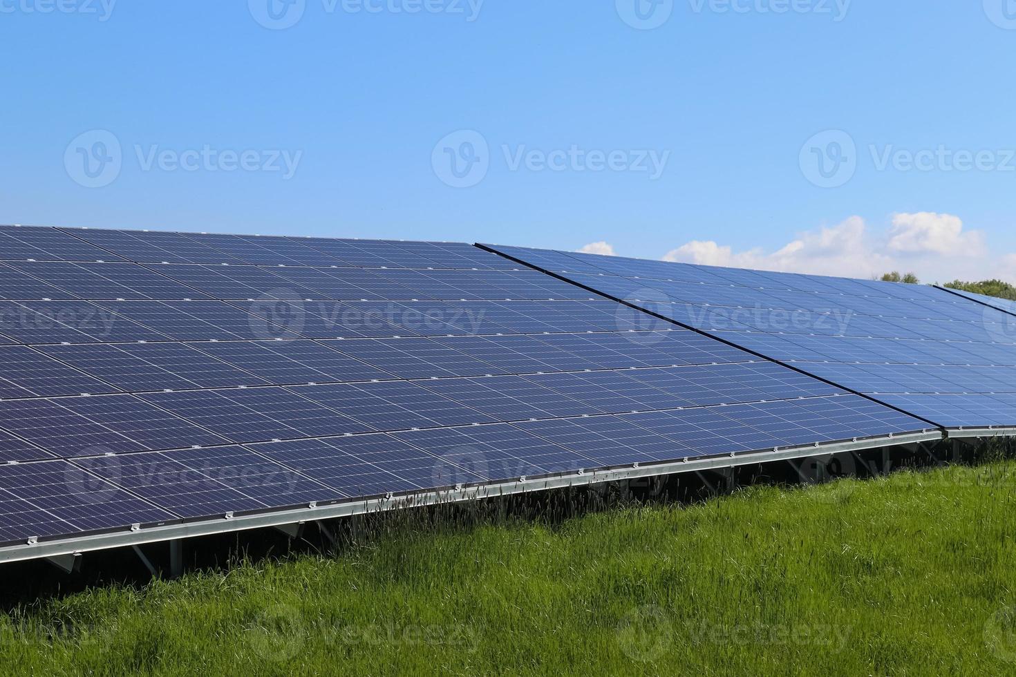 generar energía limpia con módulos solares en un gran parque en el norte de europa foto