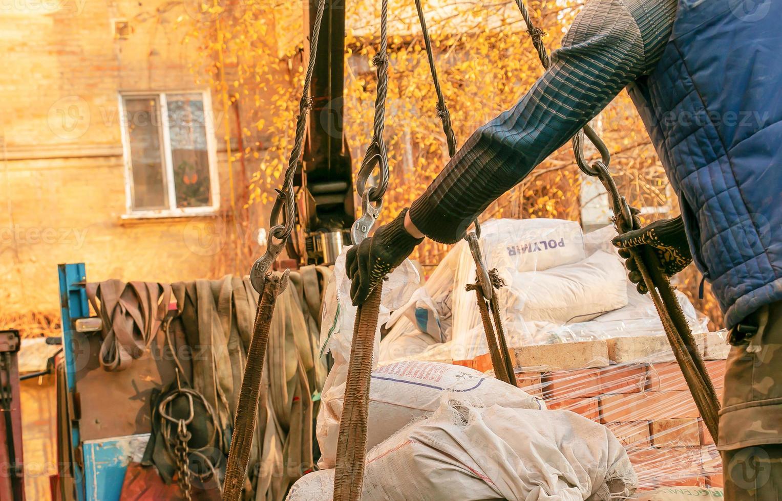 cargando sacos de arena para la renovación de un apartamento en un edificio de cinco pisos. foto