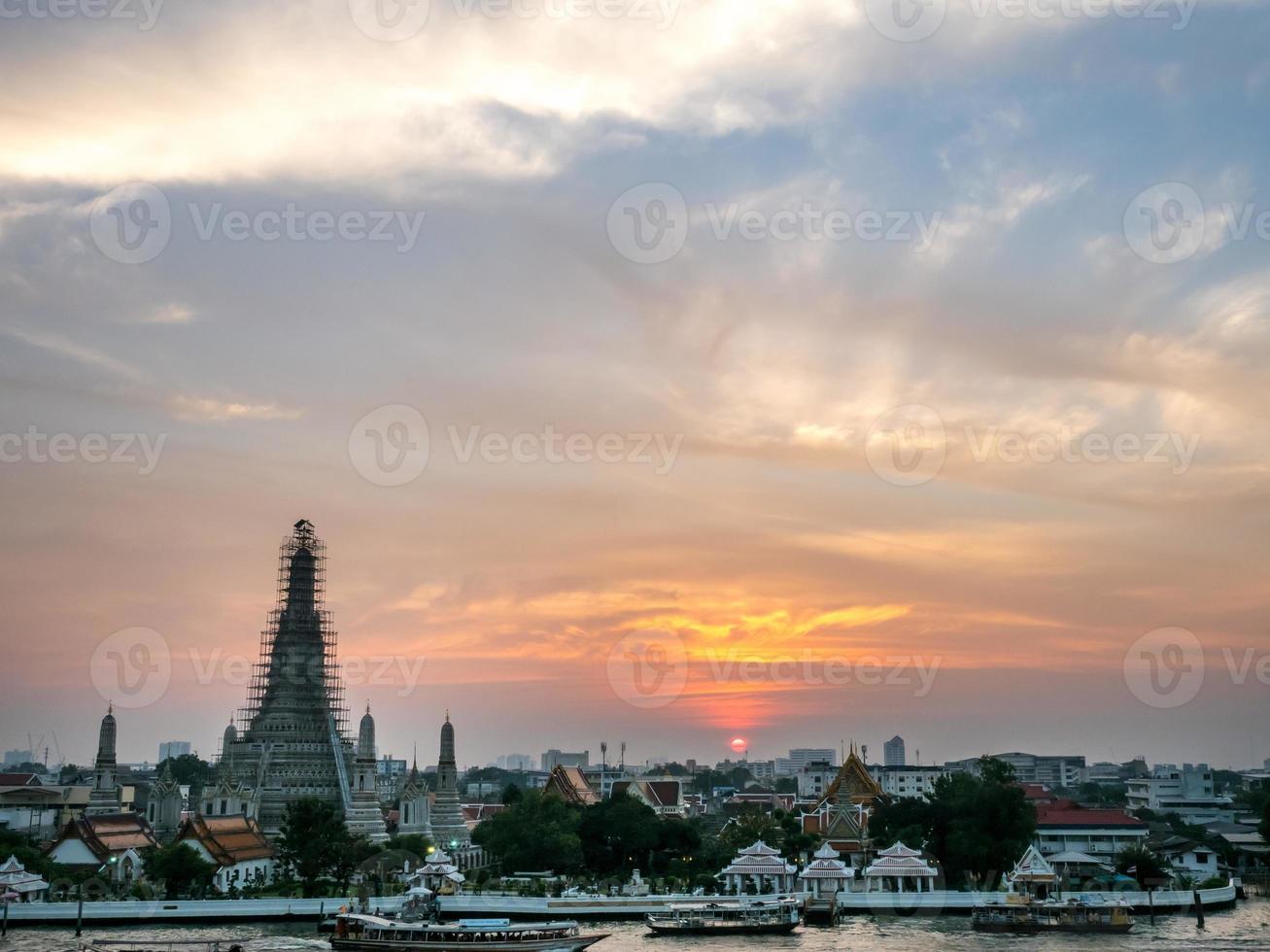 templo de la pagoda del amanecer bajo el cielo crepuscular foto