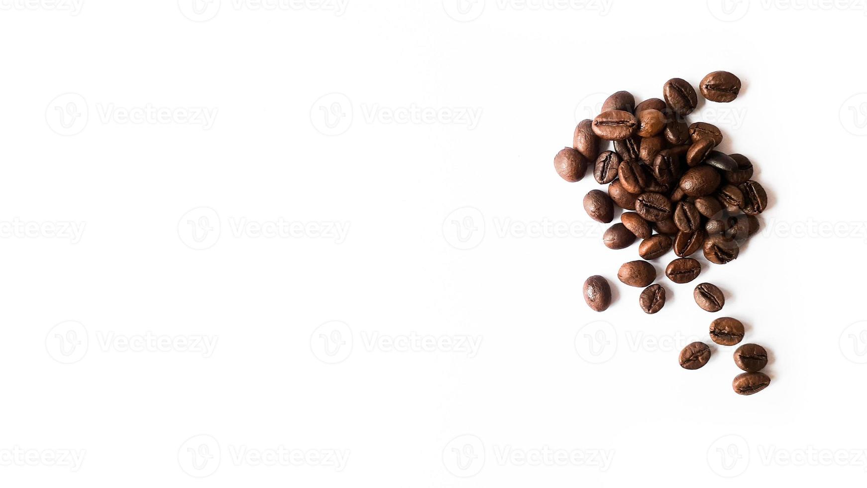 granos de café aislados en un fondo blanco con espacio de copia foto