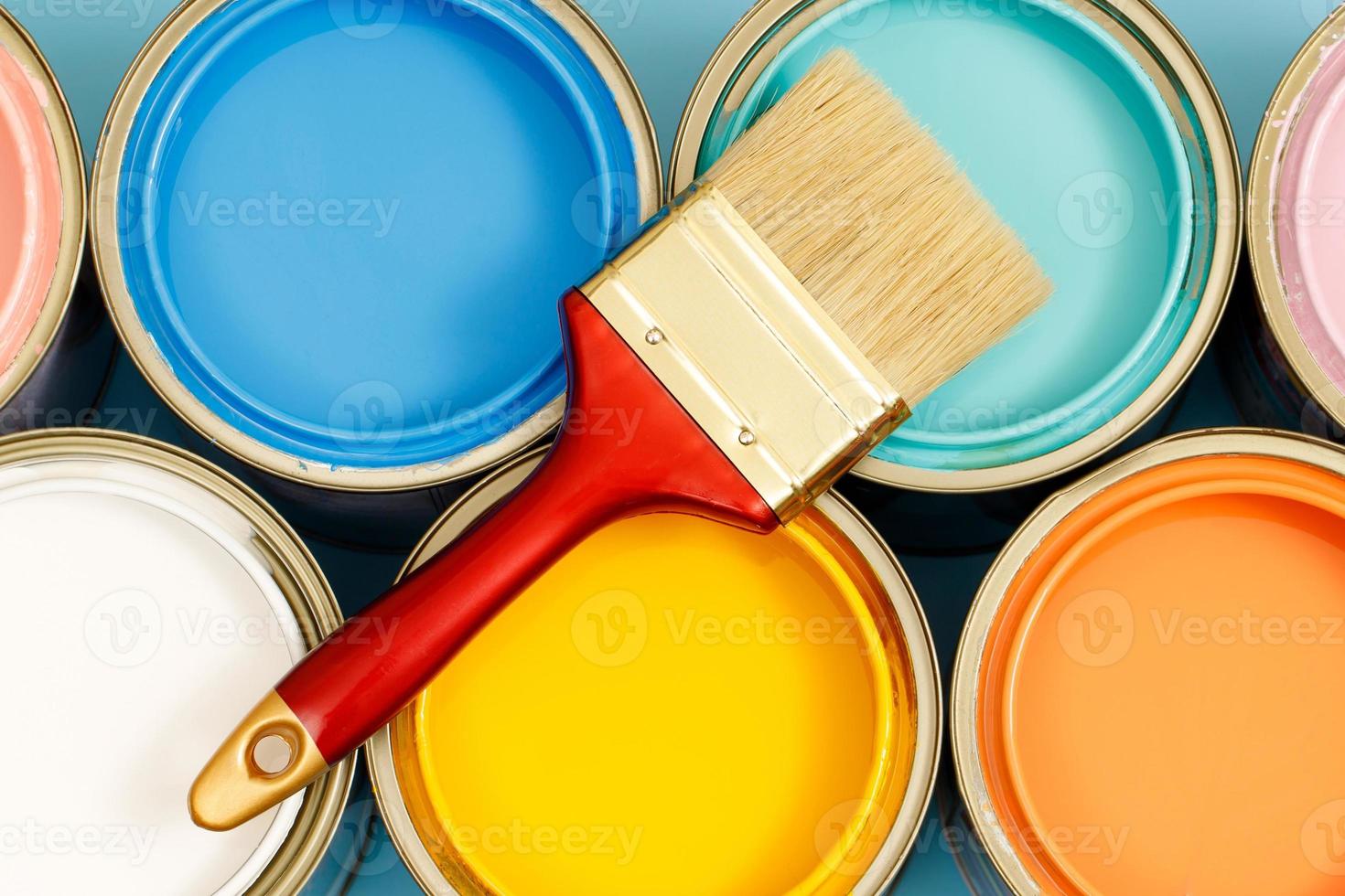 latas de pintura y pinceles y cómo elegir el color de pintura interior