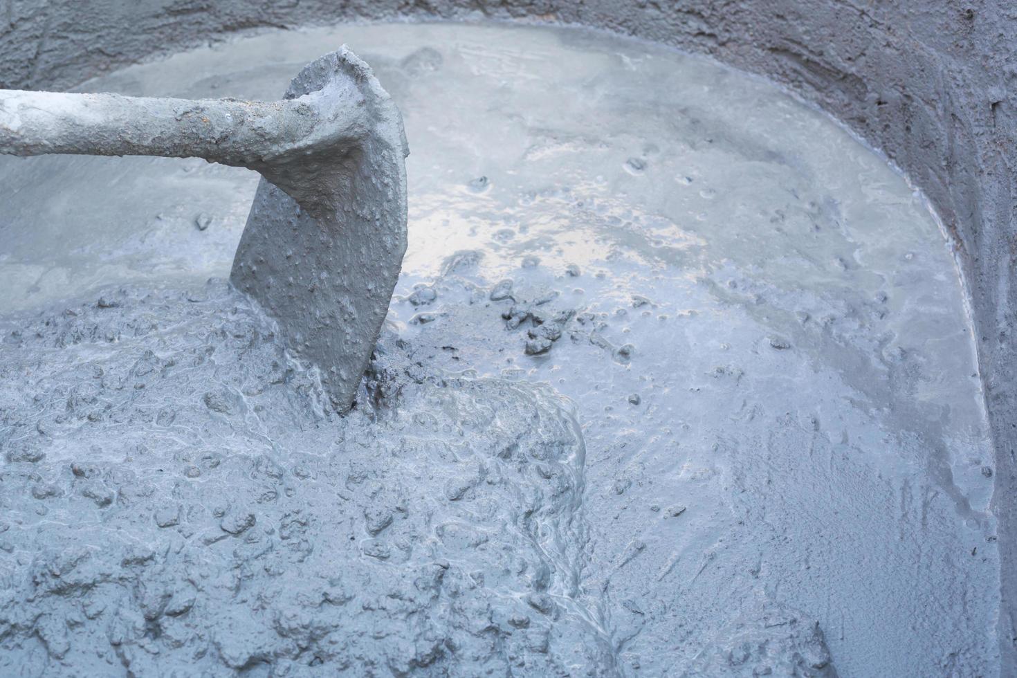concrete mix It is the introduction of cement, stone, sand and water, as well as added chemicals and other mixed materials. Mix and mix together in the specified ratio to obtain a consistent concrete. photo