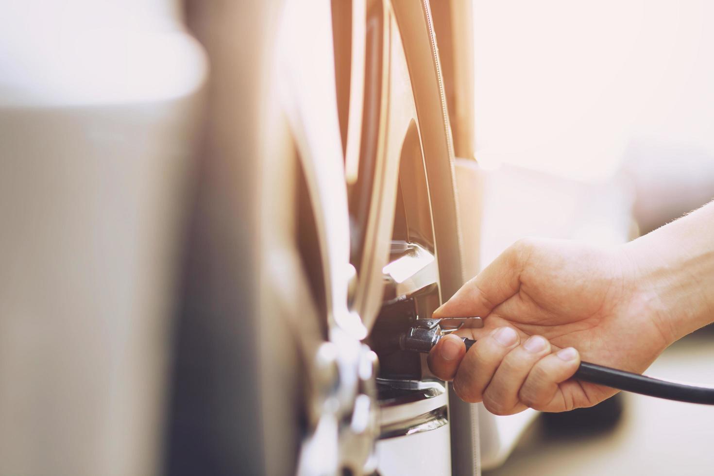 cierre el aparcamiento del hombre de la mano un cheque e infle el neumático llene el aire para una conducción segura sobre la marcha. concepto de vehículo de viaje de transporte. foto