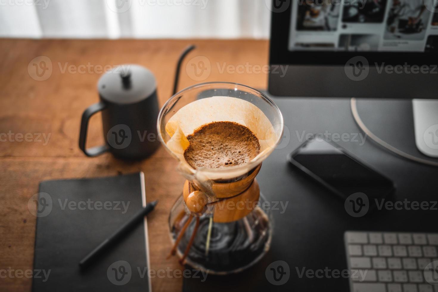 chemex para preparar café, café chemex verter sobre cafetera y hervidor de goteo foto