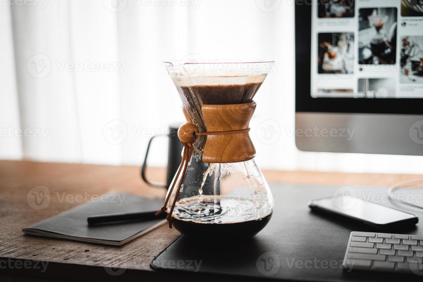 chemex para preparar café, café chemex verter sobre cafetera y hervidor de goteo foto