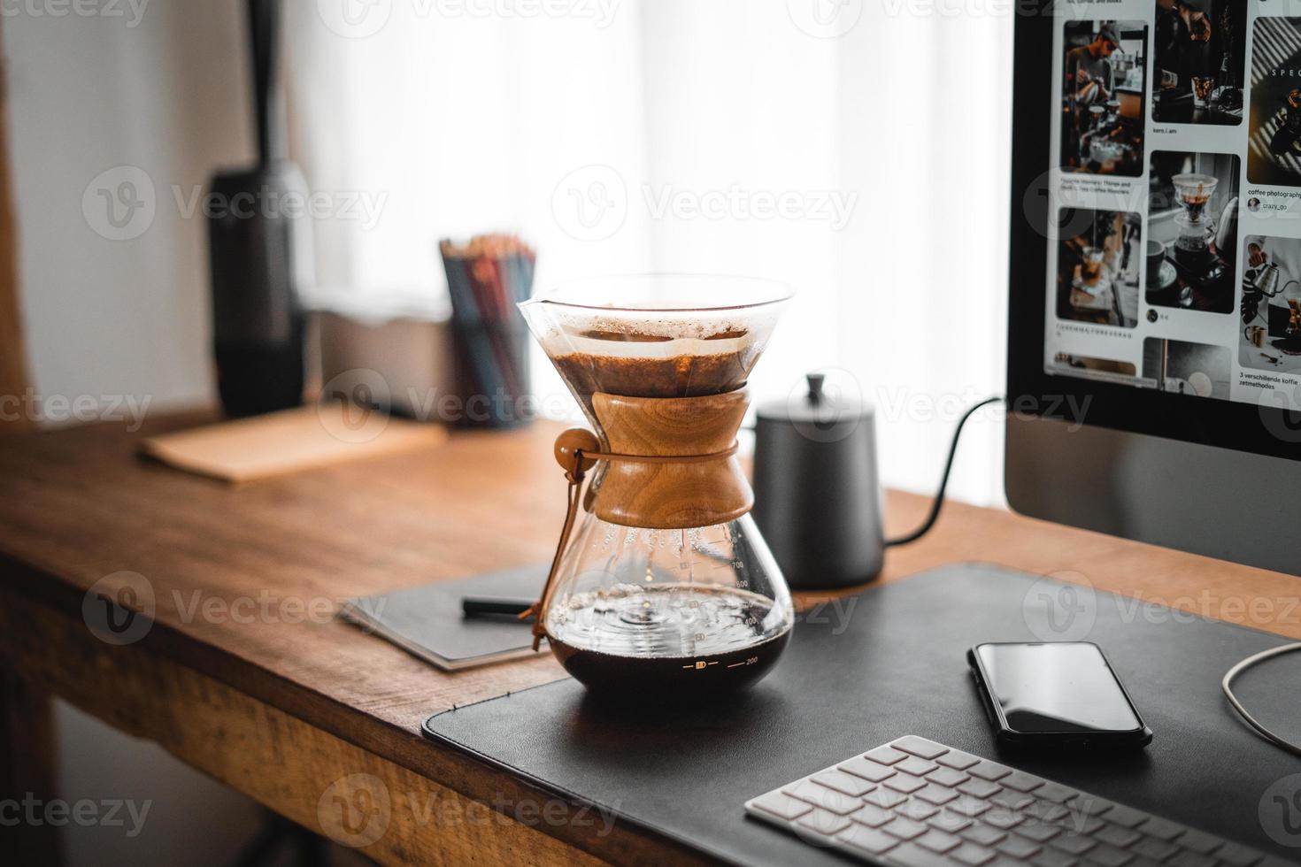 chemex para preparar café, café chemex verter sobre cafetera y hervidor de goteo foto