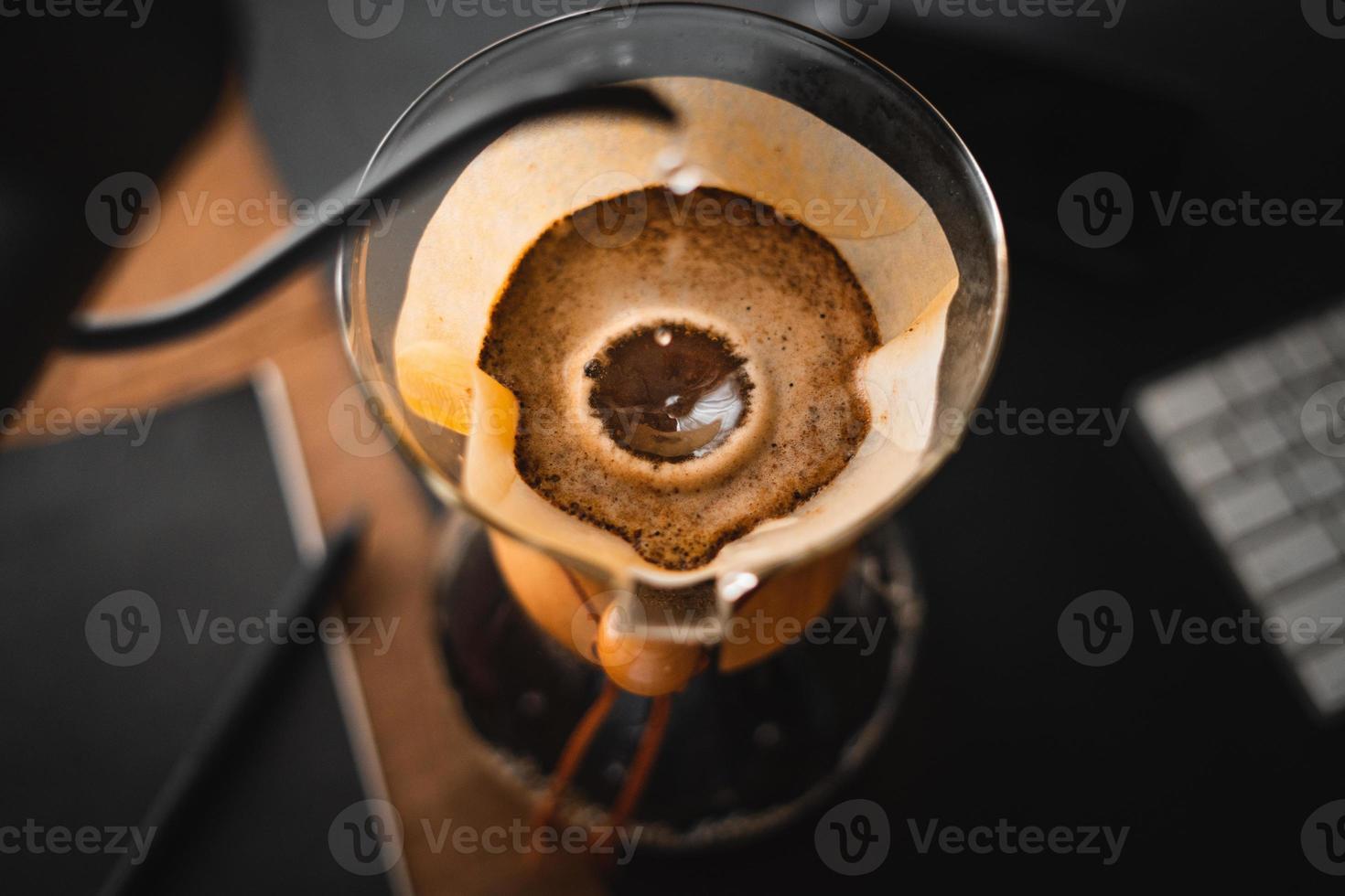 chemex para preparar café, café chemex verter sobre cafetera y hervidor de goteo foto