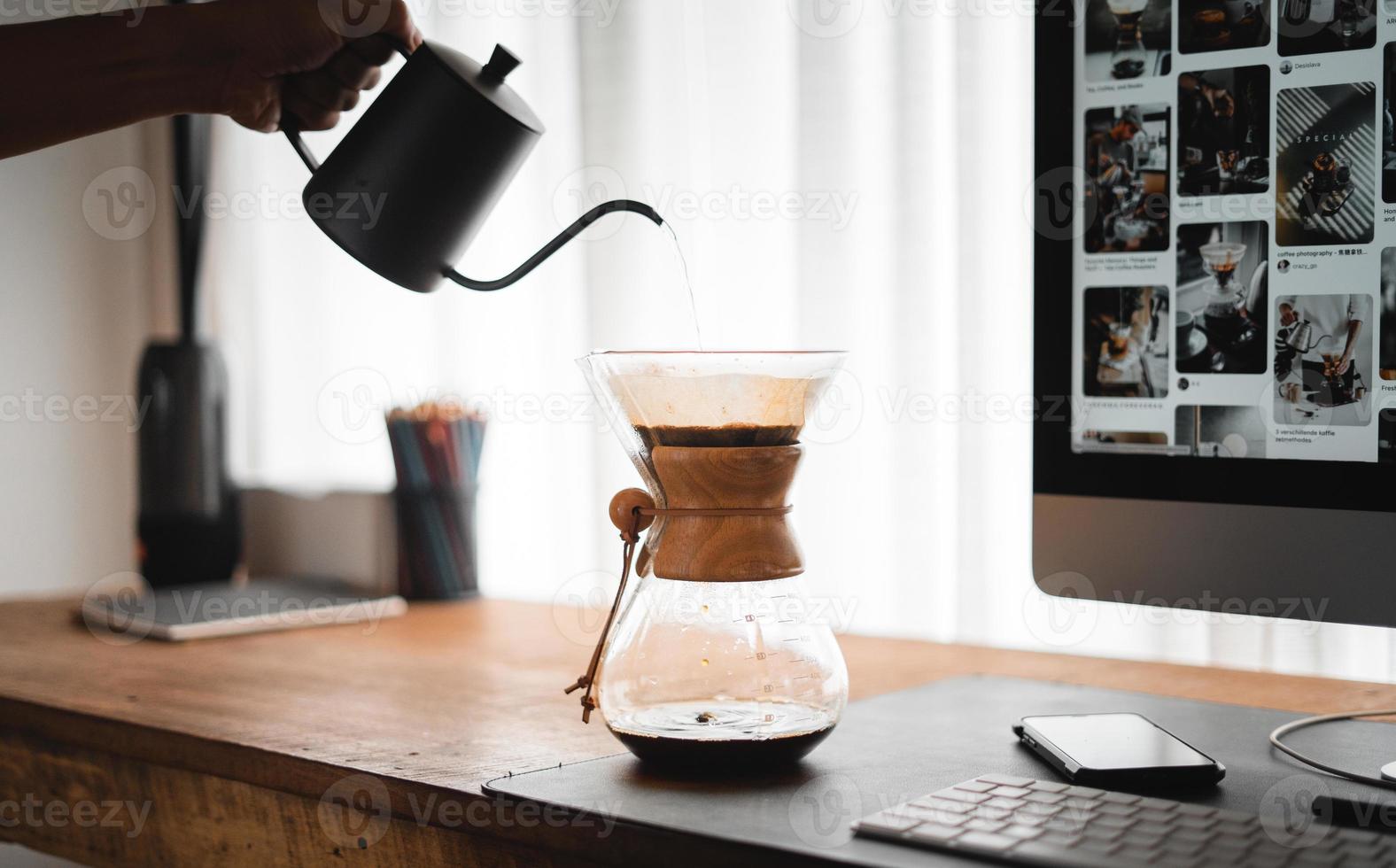 chemex para preparar café, café chemex verter sobre cafetera y hervidor de goteo foto