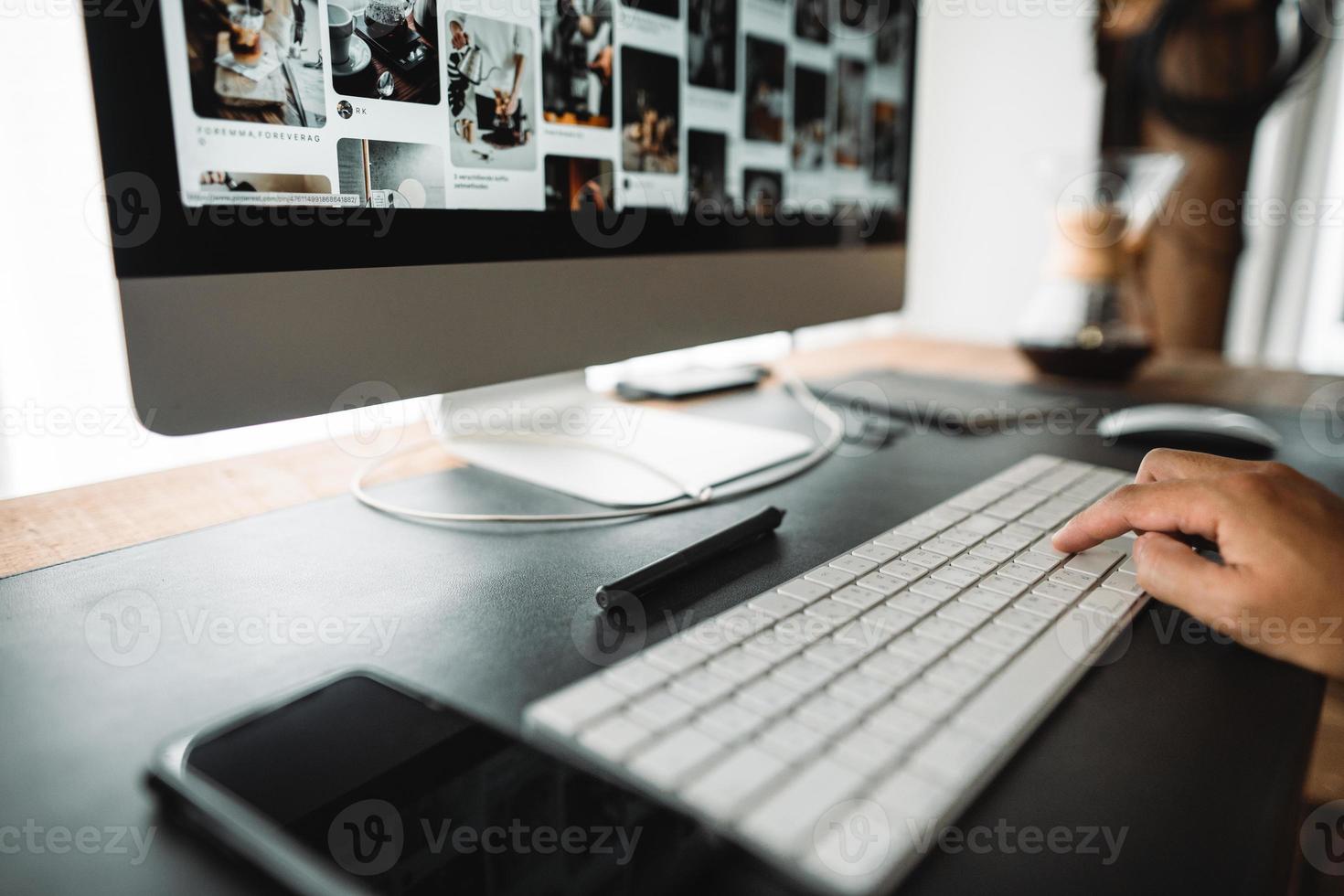 Working and find information on computer photo