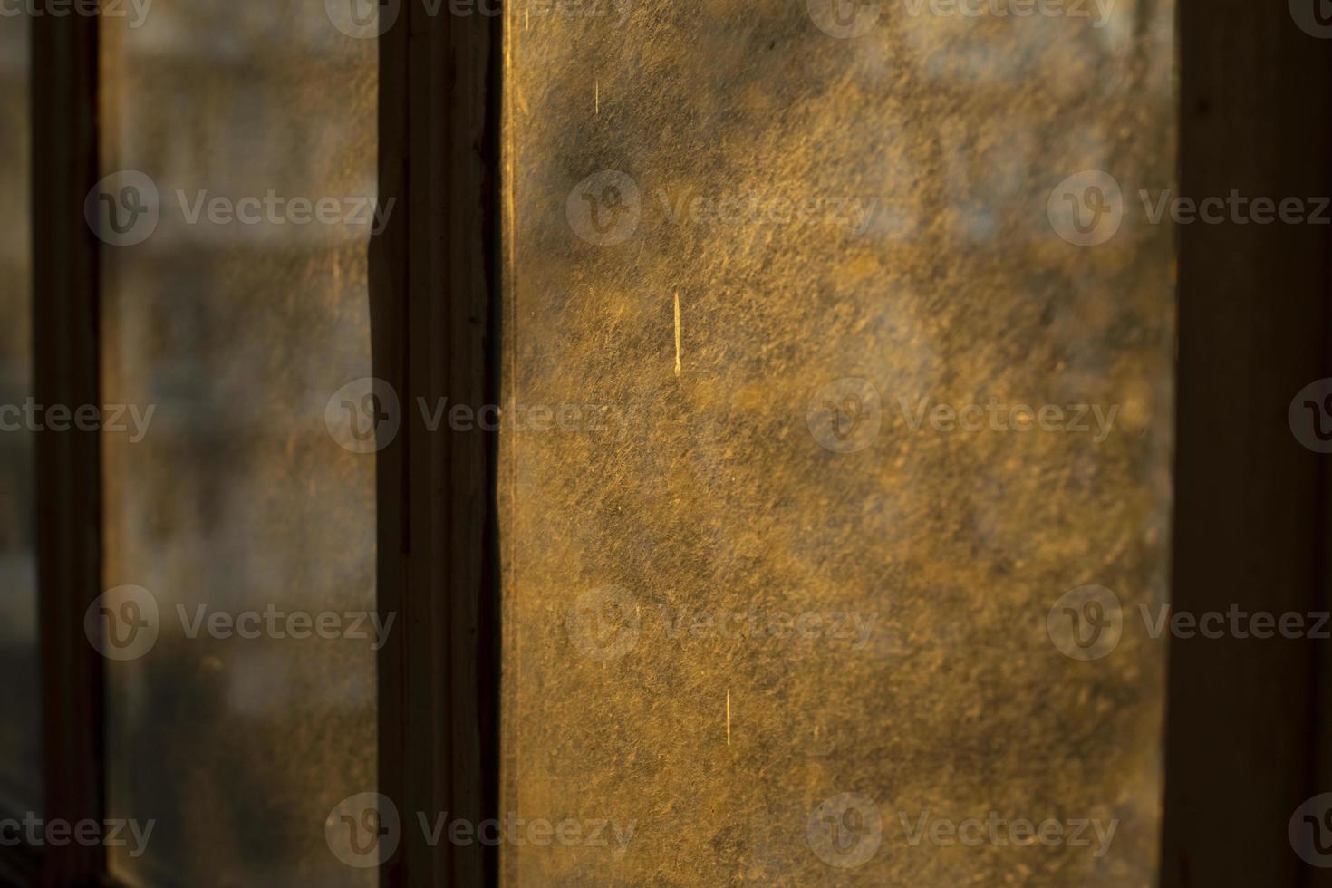 ventanas sucias vaso cubierto de polen. foto